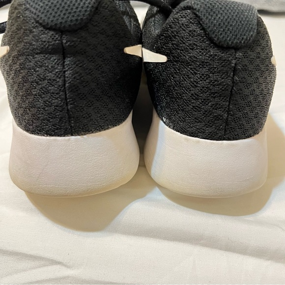 Nike woman’s black shoes size 8 - Picture 5 of 9